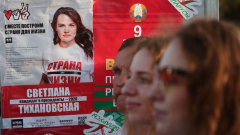 La �nica candidata con opciones de enfrentar a Lukashenko es  Svetlana Tijan�vskaya, en la imagen del cartel