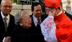 El cardenal Tagle, emocionad�simo, recibe el abrazo de su madre.