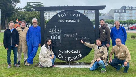 Alumnos y docentes posan con el reverso del photocall, donde se menciona el ciclo de Madeira e Moble del IES