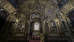 Catedral de Ourense. El baldaquino de la capilla del Santo Cristo, con sus angelotes, el sagrario del Buen Pastor -con las virtudes teologales y cardinales- coronado por un pel�cano simb�lico y con los elementos de la flagelaci�n de Jes�s, como tenazas, clavos o martillos es obra de Domingo de Andrade, maestro de la catedral de Santiago.