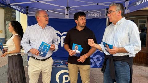 El diputado regional y portavoz de Vivienda, Jos� Cuervas-Mons; el presidente del PP de Grado, Jos� Gonz�lez y el senador del PP de Asturias, Pablo Gonz�lez.