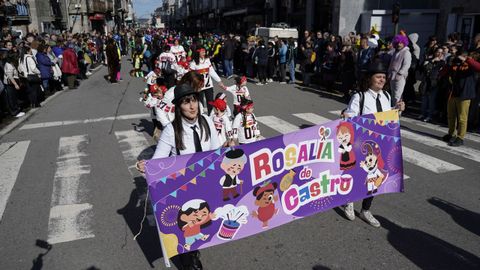 El multitudinario desfile escolar de entroido de Xinzo llen las calles del municipio