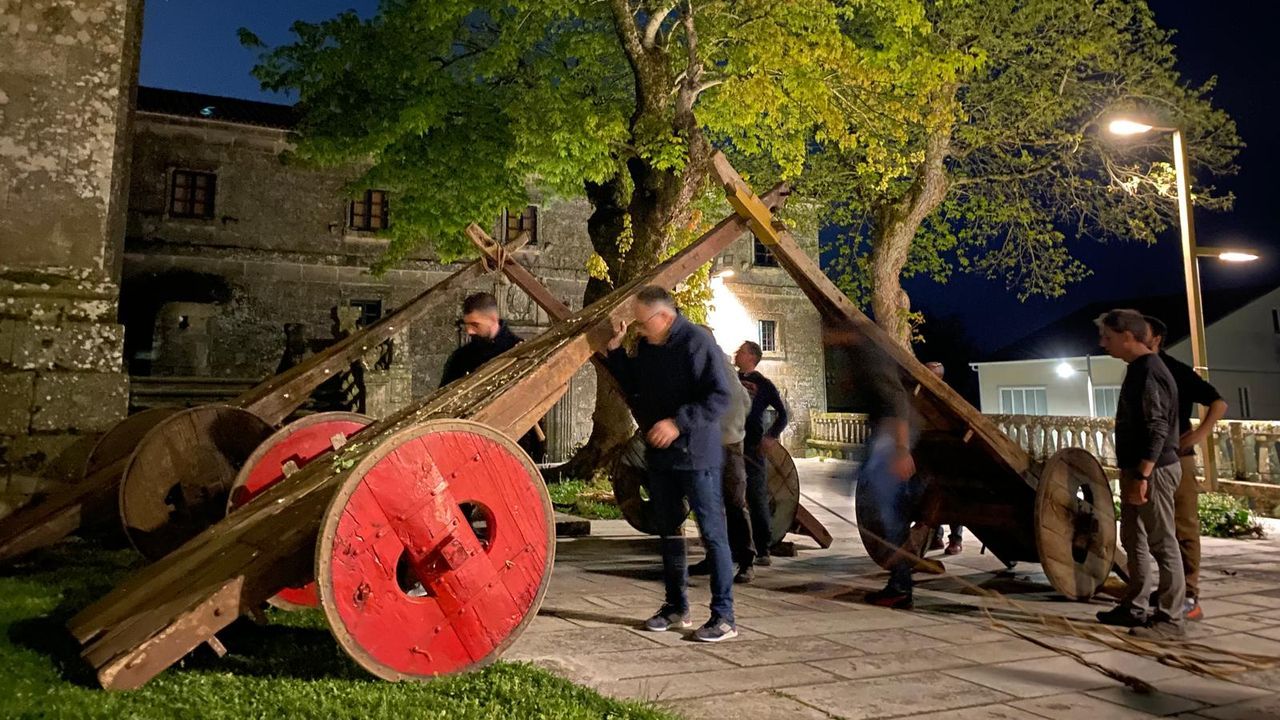 Xunqueira de Espadanedo mantiene viva la tradición de robar los carros a los vecinos para dejarlos a las puertas del monasterio