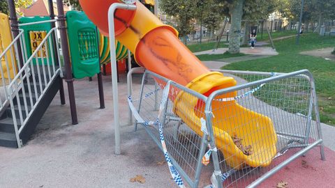 Tobogn del parque infantil de As Triguerizas de Celanova deteriorado.