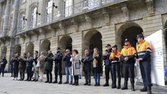 Representantes de todos los partidos pol�ticos de la corporaci�n de Santiago, junto a miembros de la Polic�a Local y Protecci�n Civil, recordaron a �scar Montero y su hija Aira en un emotivo minuto de silencio en el Obradoiro. En Ames hubo otro acto id�ntico.