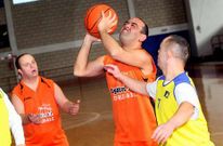 <span lang= es-es >Salir a ganar</span>. Participar es una victoria. Pero ganar, tambi�n. Manuel juega al baloncesto con sus compa�eros del centro. Y cuando sale a la pista �no quiero que los del otro equipo metan canastas�.