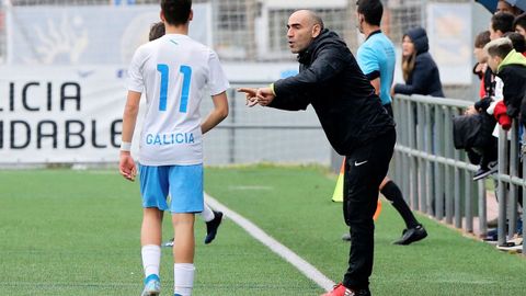 Rubn Lpez dirigiendo desde la banda al combinado autonmico en un partido.