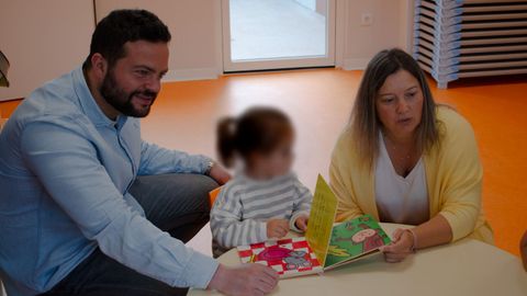 El alcalde, Juan Manuel Rodr�guez, y la concejala Cristina Capel�n, durante la visita a la escuela