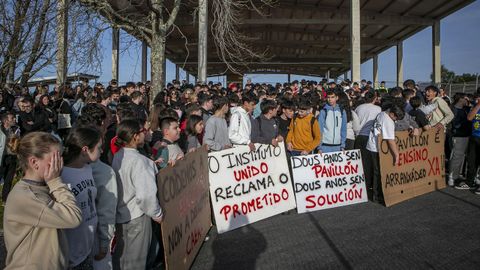 La comunidad educativa se concentr� para reclamar el arreglo de la infraestructura da�ada.