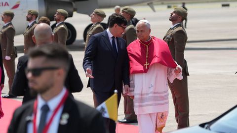 Le�n XIV, junto al presidente de la Generalitat, Salvador Illa, a su llegada al Aeropuerto Josep Tarradellas Barcelona-El Prat