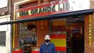 Chen Xiangwei, frente a su bar de exaltaci�n franquista, en Usera