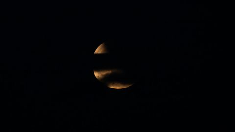 Las nubes ocultaron la mayor parte del tiempo la visión del eclipse de luna desde Aguiño.
