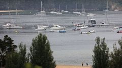 Decenas de embarcaciones de recreo fondearon el ltimo agosto en la playa de Arneles, en Aldn