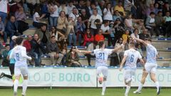 Imagen de los boiristas celebrando un gol, con la grada de fondo.