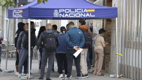 Los sindicatos alertan de que las gestiones por la regularizaci�n est�n generando esperas a otros tr�mites de ciudadanos, en la imagen una foto de Santiago