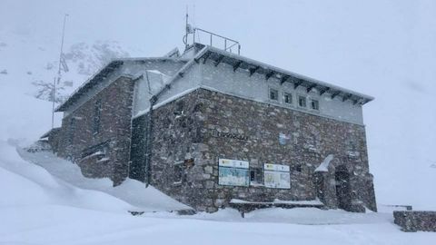 El refugio Uriellu cubierto por el temporal de nieve