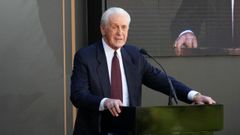 Pat Riley, tomando la palabra durante el acto de presentaci�n de su propia estatua.