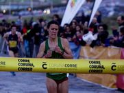La atleta del Bikila, Paula Mayobre, emocionada al cruzar la meta.