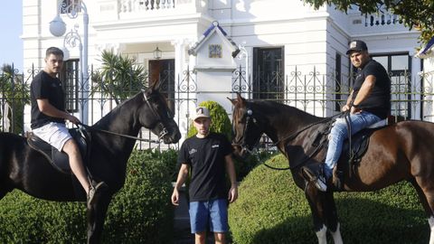 Los fundadores de la asociaci�n Cabaleiros de Nar�n, ante el Pazo Libunca