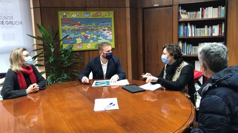 De izquierda a derecha, Merce Carballo, una de las organizadoras del festival Mar de Mares; Gonzalo Trenor, delegado de la Xunta en la ciudad; Mercedes Rodr�guez, directora xeral de Pesca, y Jos� Luis Cousillas, otro de los organizadores del evento. 