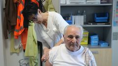 Vacunacin contra la gripe en el ambulatorio Concepcin Arenal de Santiago, ayer.