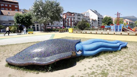 El paseo mar�timo de Moa�a acoge la escultura de un choco
