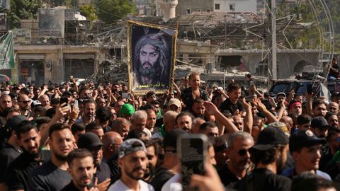 Libaneses pasean en procesi�n con motivo de la Ashura, una festividad chi�.