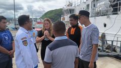 Fotograf�a cedida por el Equipo de B�squeda y Rescate de Indonesia (SAR) con Andrea Ortu�o en el centro.