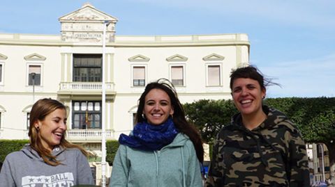 Voluntarias de Harraga en un fragmento del cartel retirado de las calles de Gij�n