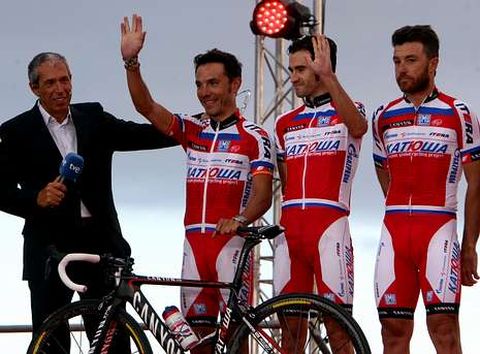 <span lang= es-es >Presentaci�n en A Toxa</span>. Las noticias sobre la utilizaci�n de Rande mediatizaron el primer acto de la Vuelta con la presentaci�n de los equipos y los participantes en la prueba que hoy arranca.