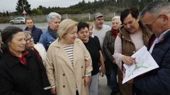 Vecinos afectados mirando el plano con el proyecto del ministerio del baips de Betanzos