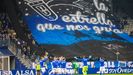 Los jugadores del Real Oviedo saludan a la aficin, con el tifo del Fondo Norte desplegado