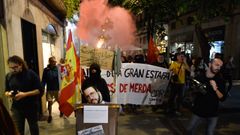 Miembros del CDR de Gerona llevan una pancarta con la frase Polticos de mierda y una imagen del presidente Pere Aragons, que despus fue quemada por los manifestantes