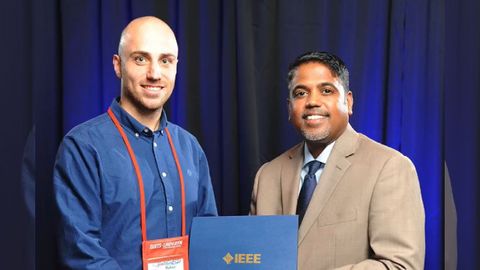 El ingeniero ovetense Rafael Su�rez L�pez con el presidente de la EMC, Vignesh Rajamani