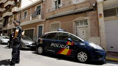 La Polic�a hace guardia junto a la fachada de la casa desde donde intentaron llegar un grupo de atracadores