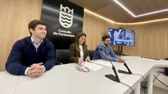 Los concejales del PP Guille Juncal, Pepa Pardo y Pablo Fern�ndez, este jueves, en el Concello de Pontevedra