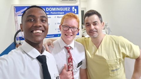 Joaqu�n Dom�nguez confiesa que disfruta mucho con el trabajo y los pacientes que atiende en su cl�nica de Abiy�n