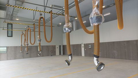 Mangueras de conexi�n a los tubos de escape de los camiones, que permiten que est�n encendidos sin contaminar el recinto.