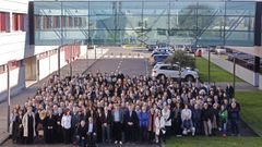 Foto de familia de los m�s de 300 trabajadores que acudieron al encuentro navide�o, celebrado en la sede central de La Voz en Sab�n (Arteixo).