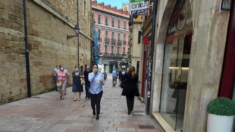 Personas con mascarilla pasen por las calles de Oviedo