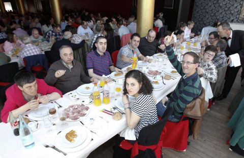 Los asistentes al homenaje disfrutaron de la comida de confraternidad. 