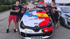 Integrantes del Penido Rally Team con el Renault Clio con el que compiti� en el Campeonato de Europa de Monta�a
