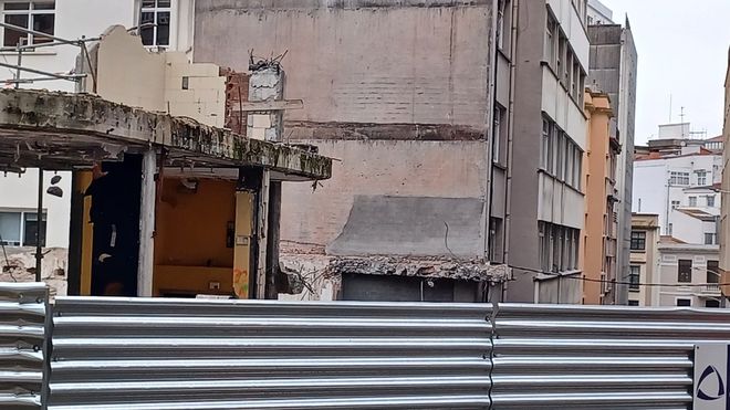 Reparan la grieta del edificio pegado al antiguo mercado de Santa Luc�a