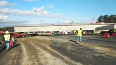 Maniobras para instalar la viga del puente