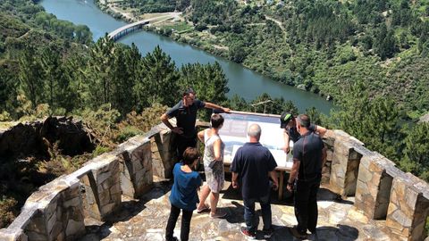 La auditora de la Unesco Sophie Justice de traje claro visitando el mirador de Pena do Ladeiro, en Ribas de Sil, en julio del 2018