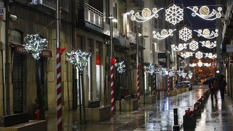 NAVIDAD EN CELANOVA.rboles y farolas, adems de los arcos de luces, estn decorados en las calles de Celanova. A pesar de la lluvia, las luces de Navidad iluminan la vila de san Rosendo