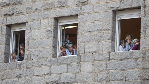 Gente asomada en las ventanas para ver los gaiteros a la entrada del Hotel de la Reconquista este jueves en Oviedo, el da previo a la entrega de los Premios Princesa de Asturias 2025