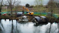 La compuerta fue troceada para poder sacarla del r�o Sil