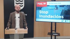 El portavoz del PSOE en Pontevedra, Ivn Puentes, este mircoles en el Concello, donde rescat el proyecto para acabar con las inundaciones en Padre Fernando Olmedo