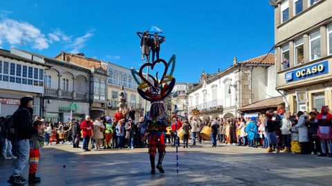 Un boteiro en medio da praza Maior de Viana do Bolo duranteo desfile.